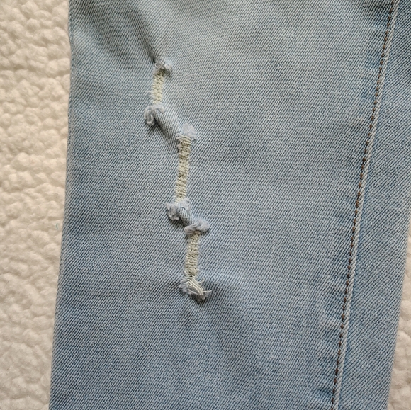 *NWOT* Celebrity Pink Women's Size 25 Light Wash Distressed Cropped Jeans - Picture 5 of 11